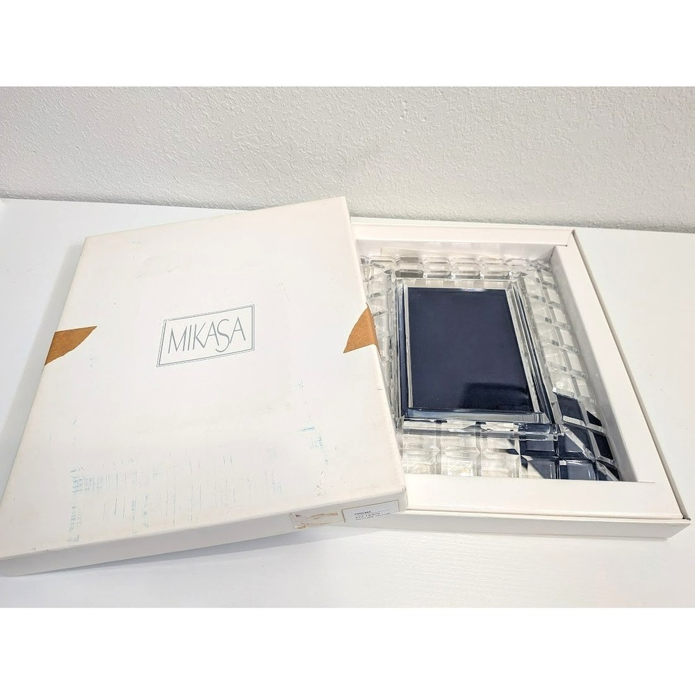 Mikasa Austrian Crystal Geometric Design Picture Frame. 9" X 11" New In Box - Picture 4 of 5